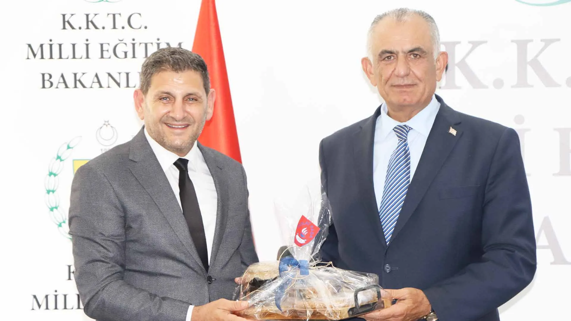 Çavuşoğlu, Polatpaşa Lisesi ve kardeş okulu Üsküdar Validebağ Fen Lisesi öğrencilerini kabul etti