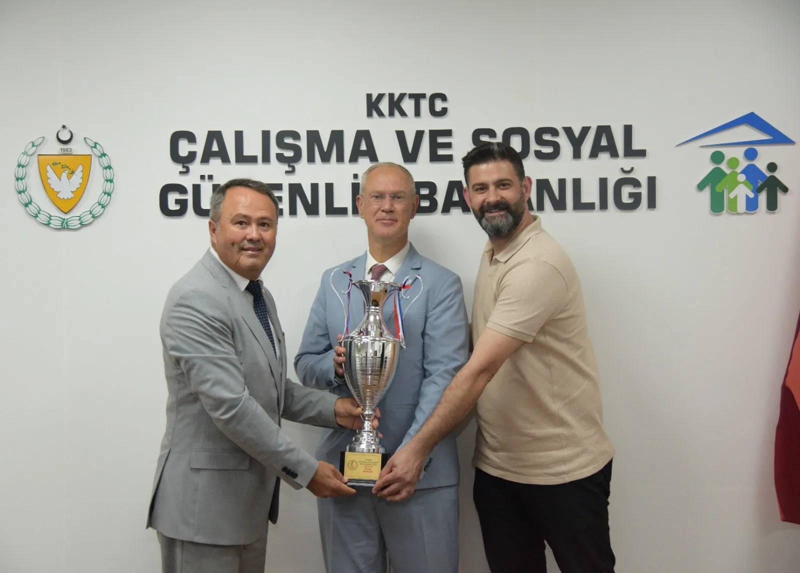 Hasipoğlu, Vakıflar Tekerlekli Sandalye Basketbol Takımı'nı kabul etti