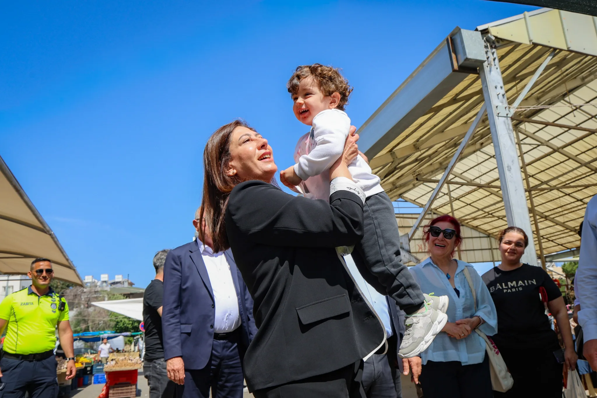 İncirli, Girne'de çarşamba pazarını ziyaret etti
