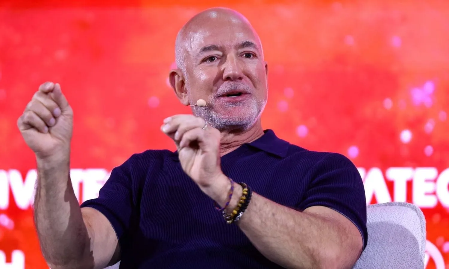 ABD'li milyarder Bezos, yapay zekanın işsizliğe değil iş gücü açığına yol açacağı görüşünde