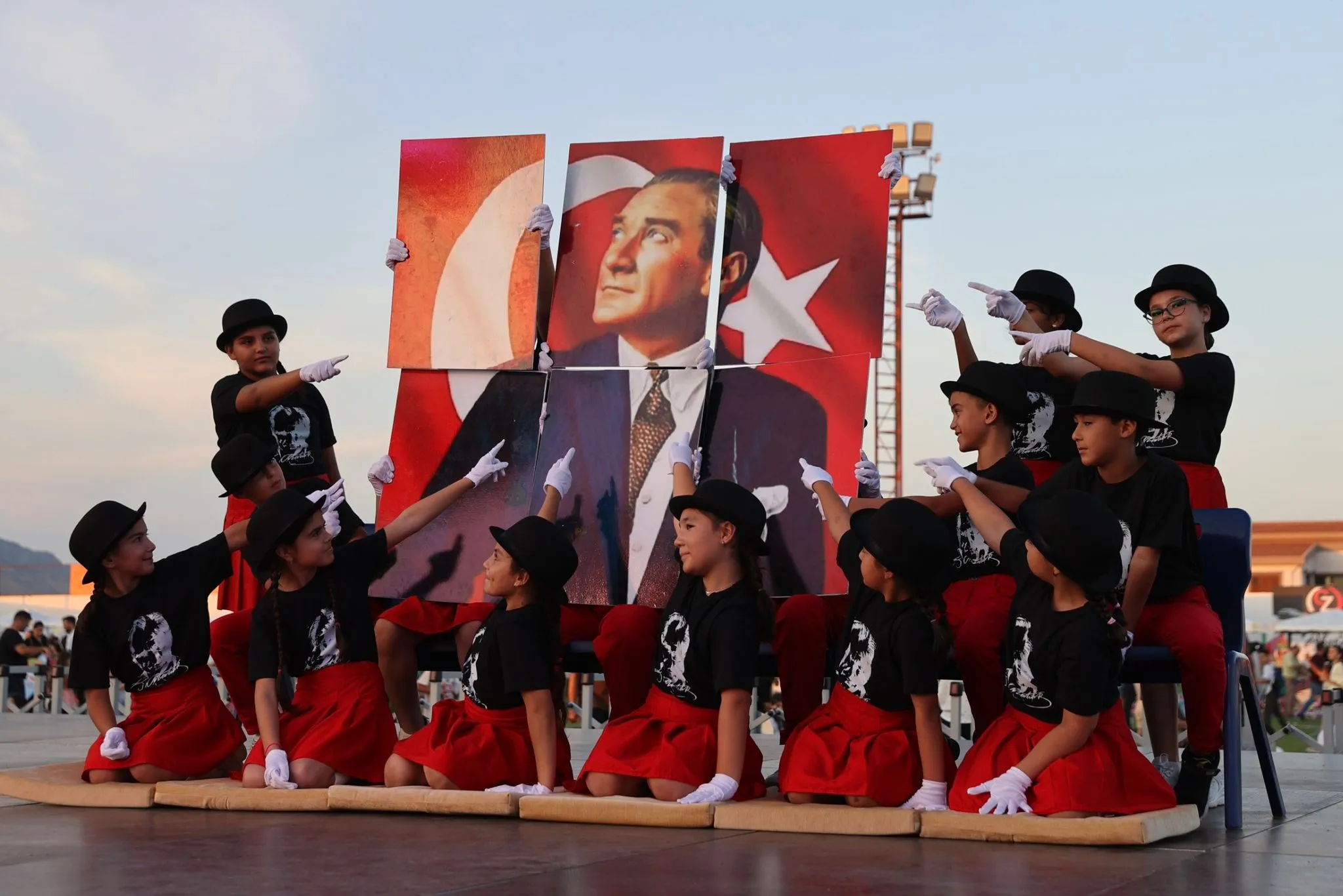 Erhürman, Cihangir'deki çocuk şenliğine katıldı