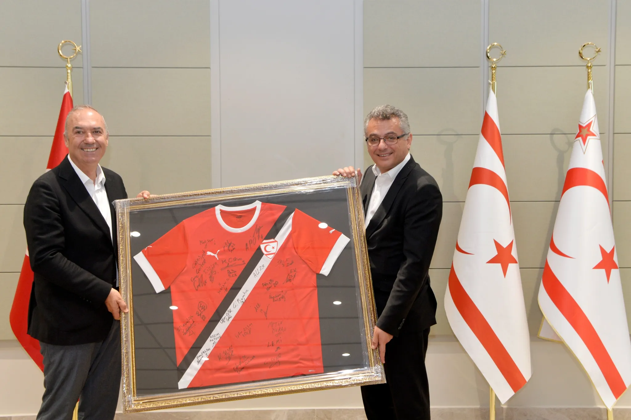 Erhürman, KKTC A Milli Futbol Takımı’nı kabul etti