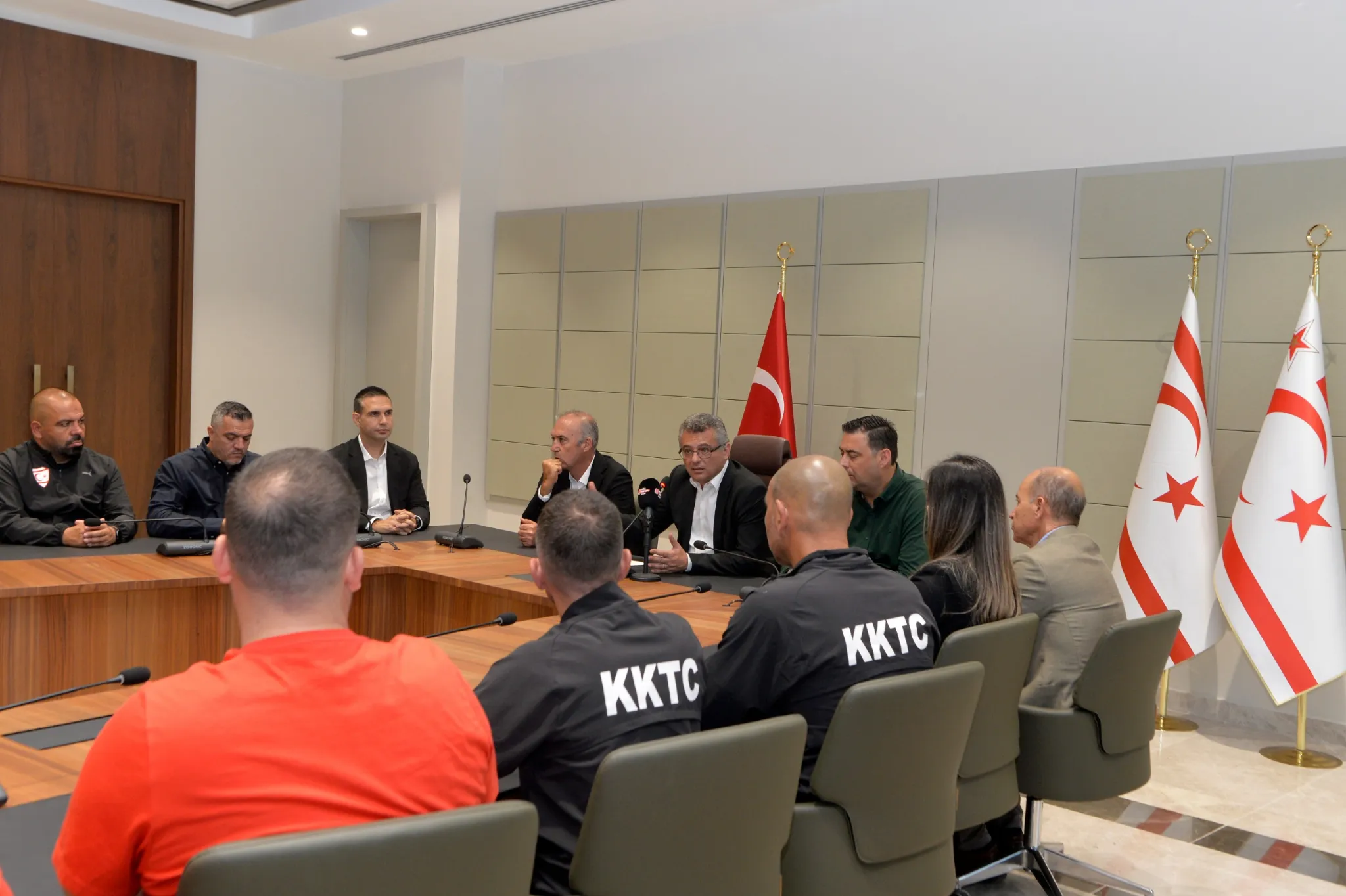 Erhürman, KKTC A Milli Futbol Takımı’nı kabul etti
