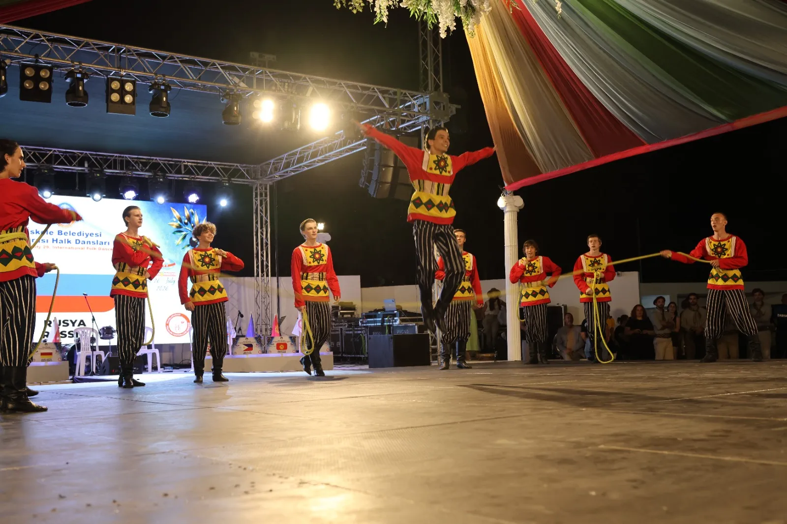 İskele Belediyesi Uluslararası Halk Dansları Festivali'de tanıtım gösterileri sunuldu