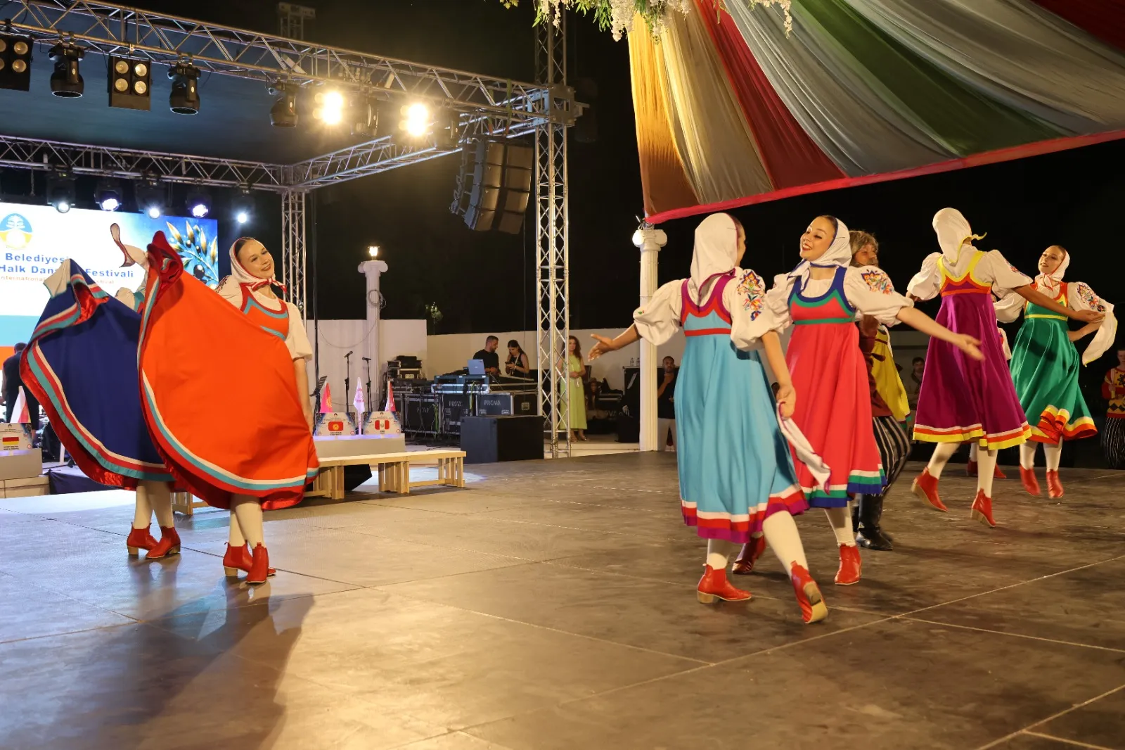 İskele Belediyesi Uluslararası Halk Dansları Festivali'de tanıtım gösterileri sunuldu