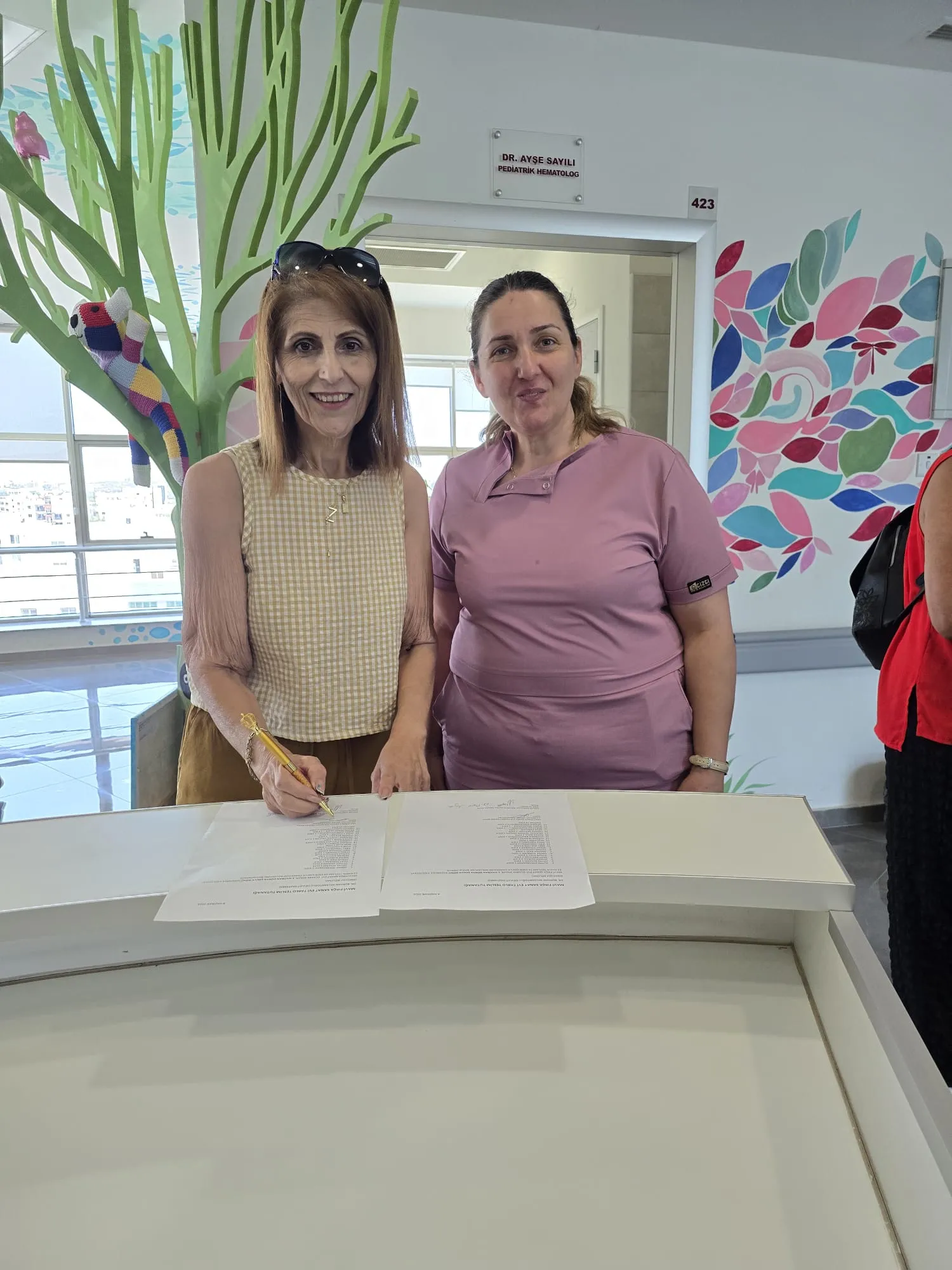 Mavi Fırça Sanat Evi, Çocuk Onkoloji Servisi’ne bağışta bulundu