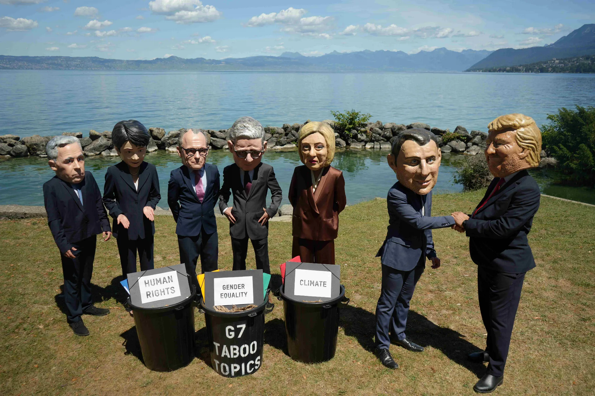 Oxfam aktivistleri G7 Zirvesi öncesi protesto düzenledi