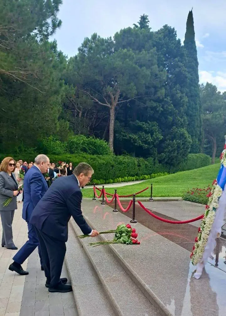 Üstel, Haydar Aliyev’in anıt mezarını ziyaret etti