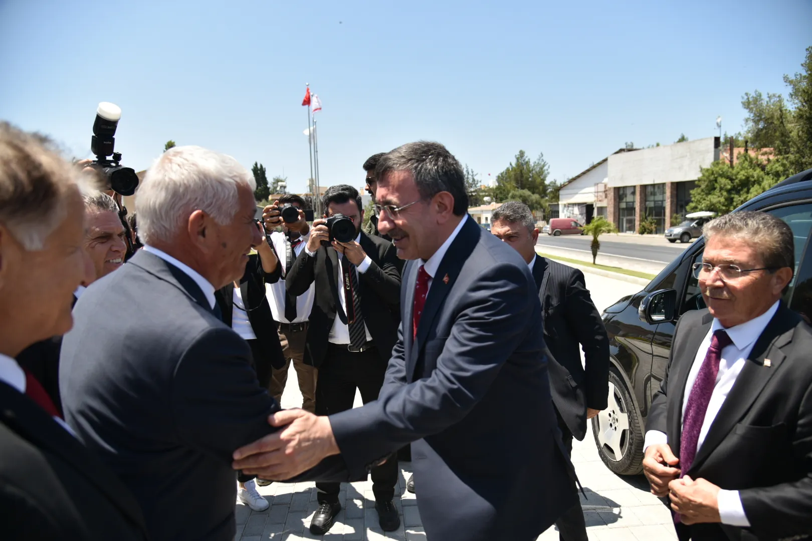 Yılmaz, Güzelyurt Belediyesi yeni merkez binasını ziyaret etti